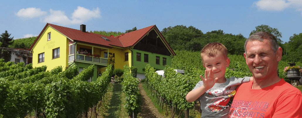 Reiner Ullrich vor seinem Weingut in Kleinochsenfurt